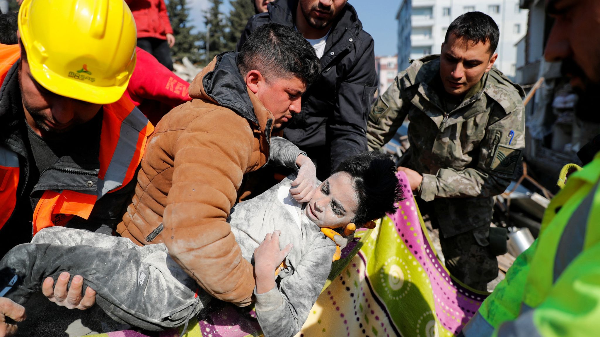 Видео спасения людей. Турция землетрясение спасенные.
