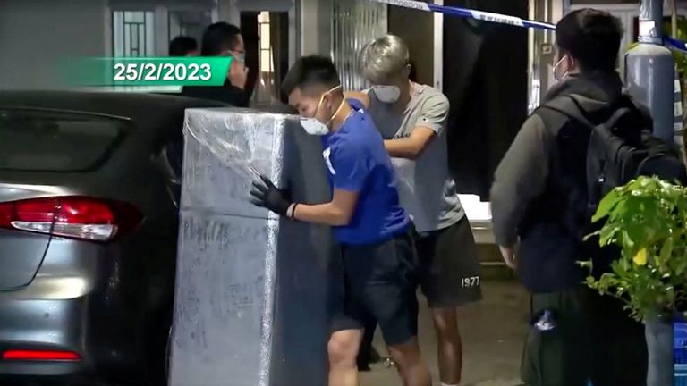 La police prend le réfrigérateur soupçonné d'être utilisé pour garder les parties du corps du mannequin Abby Choi, 28 ans, hors de la maison où elle était soupçonnée d'avoir été démembrée à Hong Kong, Chine, le 25 février 2023 dans cette vidéo.  extrait de l'image vidéo : TVB ? Reuters