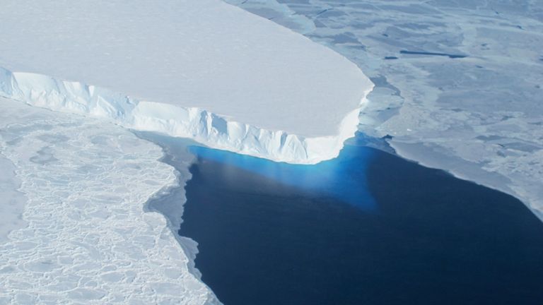 Antarktika'daki Thwaites Buzulu, bu tarihsiz NASA görüntüsünde görülüyor.  Bilim adamları 12 Mayıs 2014'te Batı Antarktika'daki geniş buzulların, deniz seviyelerini yüzyıllarca yükseltebilecek küresel ısınmayla bağlantılı geri dönüşü olmayan bir erimeye kilitlenmiş gibi göründüğünü söyledi. Thwaites Buzulu da dahil olmak üzere altı buzul, aşağıdan denizin ısınmasıyla yendi Kısmen 1992'den 2011'e kadar uydu radar ölçümlerine dayanan rapora göre, donmuş kıtanın çevresindeki sular hızla Amundsen Denizi'ne akıyordu.