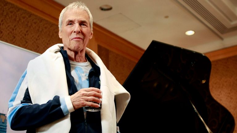 Composer Burt Bacharach poses during a media event in Sydney June 28, 2007. Prolific song writer Bacharach is undertaking a tour of Australia with the Sydney Symphony orchestra. REUTERS/Tim Wimborne (AUSTRALIA)