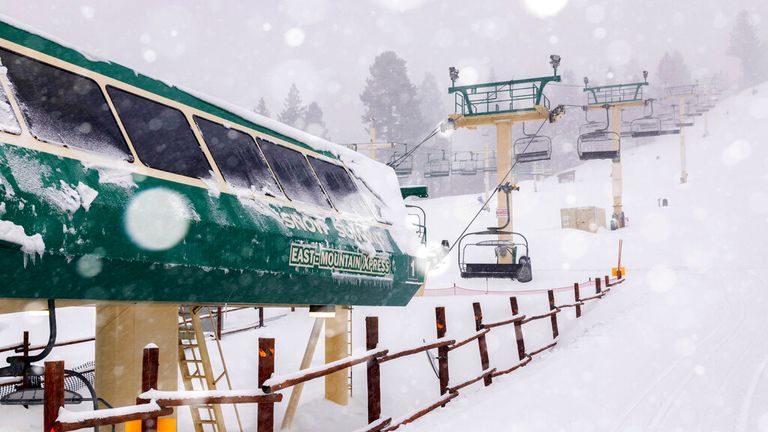 في هذه الصورة التي قدمها Big Bear Mountain Resort ، تساقط الثلج في المنتجع في Big Bear ، كاليفورنيا ، السبت 25 فبراير 2023. (Lee Stockwell / Big Bear Mountain Resort عبر AP)
