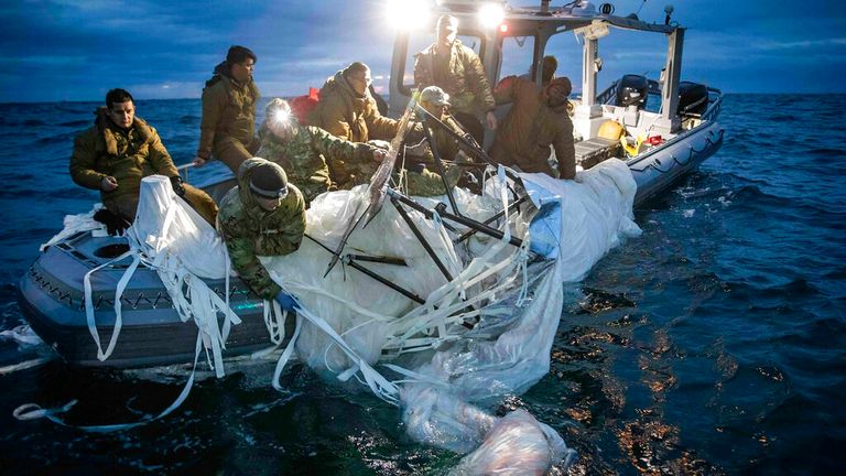 ABD Donanması denizcileri balonu Güney Carolina kıyılarından alıyor.  Resim: AP