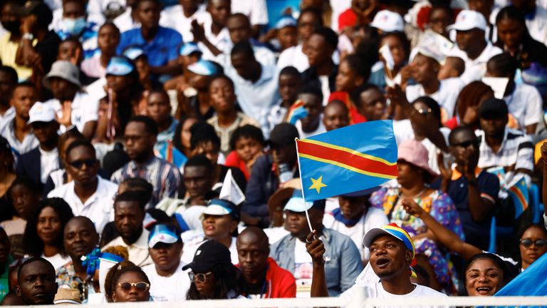 İnsanlar Papa Francis için toplandı  2 Şubat 2023, Demokratik Kongo Cumhuriyeti, Kinşasa'daki apostolik yolculuğu sırasında Stade des Martyrs'deki konuşması. REUTERS/Yara Nardi