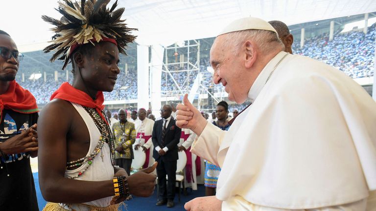 Papa Francis stadyumda gençlerle bir araya geldi