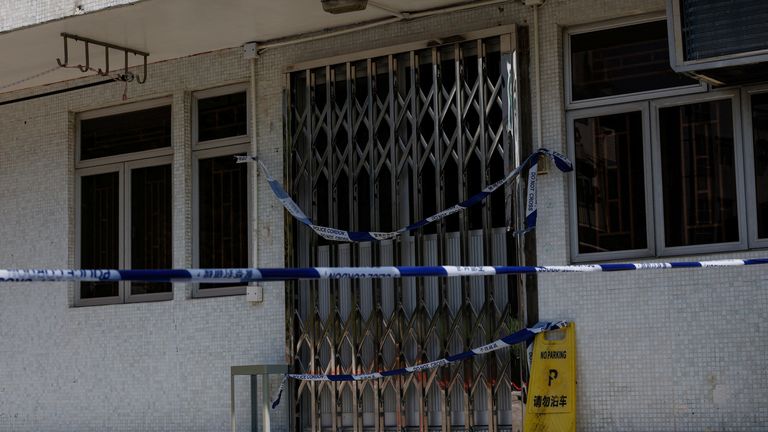 خطوط تطويق خارج منزل قروي حيث تم العثور على جزء من جثة آبي تشوي ، في هونغ كونغ ، الصين ، 27 فبراير 2023. REUTERS / Tyrone Siu