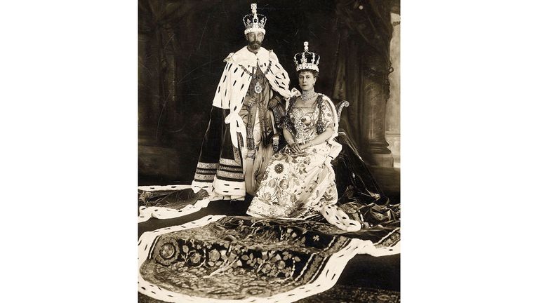 George V dhe dhe Mbretëresha Mari në rrobat e tyre të kurorëzimit