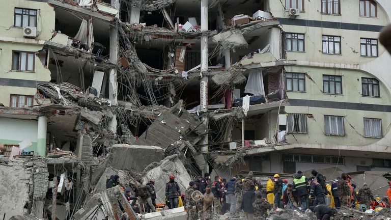 Kurtarma ekipleri, 6 Şubat 2023'te Diyarbakır'da meydana gelen depremin ardından enkaz altında hayatta kalanları arıyor. REUTERS/Sertaç Kayar Günün TPX GÖRÜNTÜLERİ