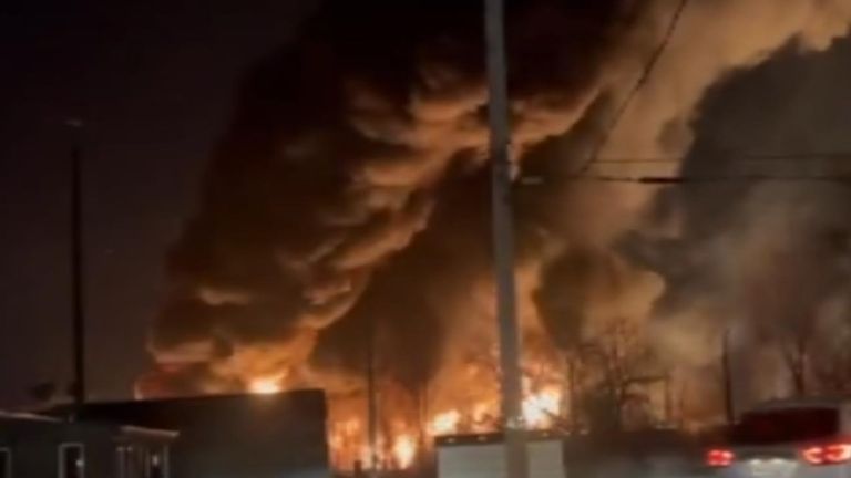 تسبب انحراف قطار عن السكة في حريق هائل في ولاية أوهايو