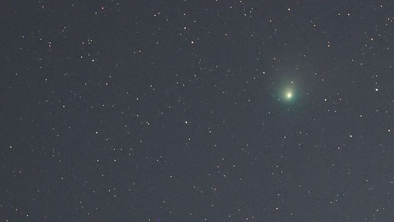 Une comète verte nommée Comet C/2022 E3 (ZTF), qui est passée pour la dernière fois par notre planète il y a environ 50 000 ans, est vue depuis le Pico de las Nieves, sur l'île de Gran Canaria, Espagne, le 1er février 2023. REUTERS/Borja Suarez