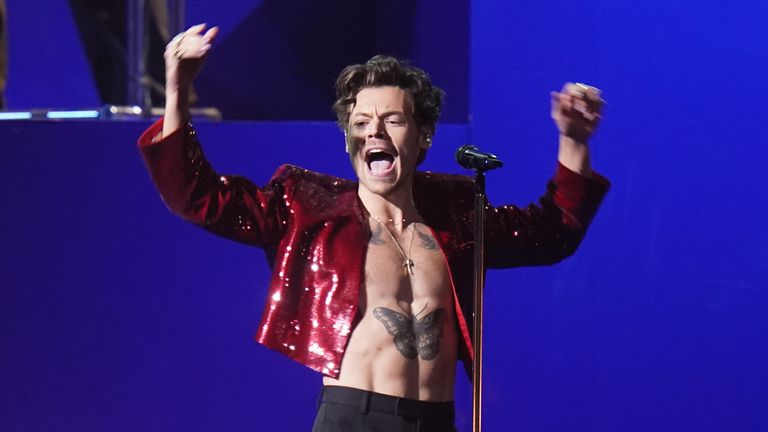 Harry Styles actuando durante los Brit Awards 2023 en el O2 Arena, Londres.  Fecha de la foto: sábado, 11 de febrero de 2023.