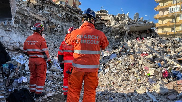 Arama kurtarma ekipleri, Türkiye'nin güneyindeki Hatay'da meydana gelen şiddetli depremin ardından çöken bir binanın enkazını temizlemeye çalışıyor.  Alex Crawford raporu için.