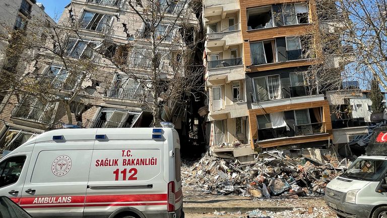 Türkiye'nin güneyindeki Hatay'da yıkıcı bir depremin ardından çöken binalar.  Alex Crawford raporu için.