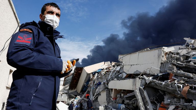  People search for survivors at the intensive care unit of the Iskenderun collapsed state hospital following an earthquake in Iskenderun, district of Hatay, Turkey, February 7, 2023. REUTERS/Benoit Tessier
