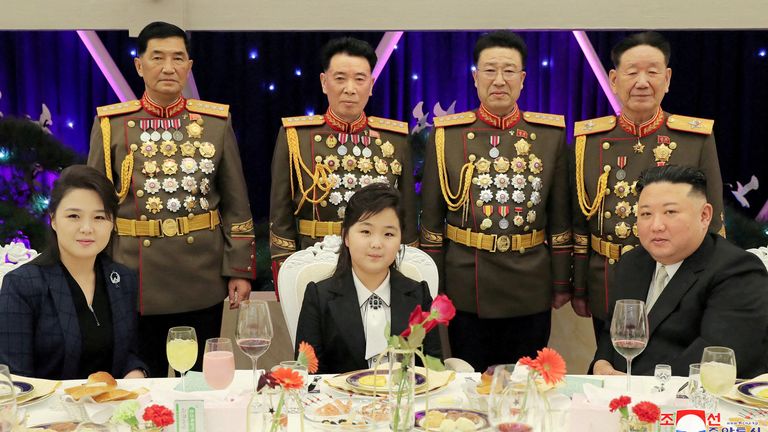 O líder norte-coreano Kim Jong Un, sua esposa Ri Sol Ju e sua filha Kim Ju Ae participam de um banquete para comemorar o 75º aniversário do Exército do Povo Coreano no dia seguinte, em Pyongyang, Coreia do Norte
