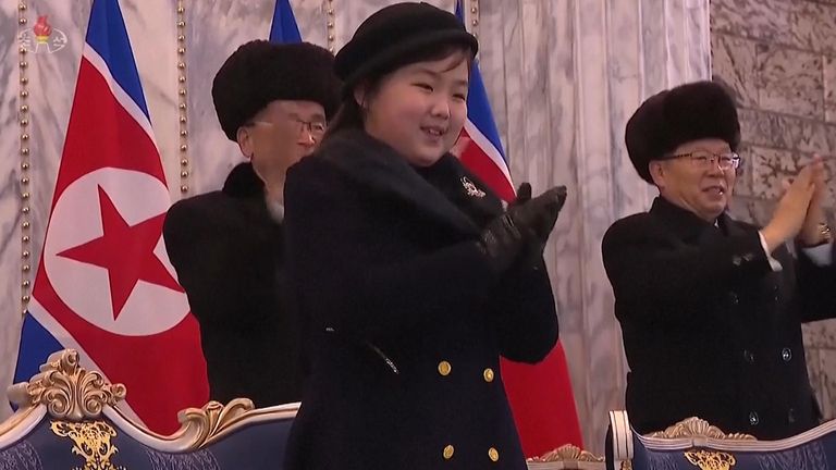 Kim Ju Ae, Kuzey Kore'deki geçit töreninde görünüyor.  Resim: AP