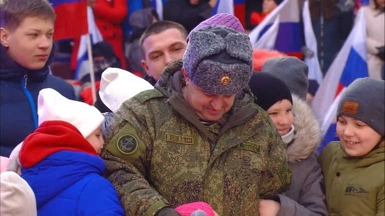 &#39;Liberated&#39; children at Putin rally