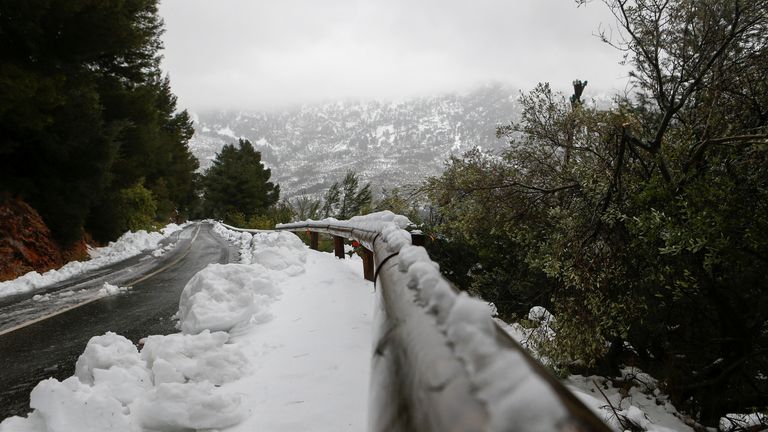 تغطي الثلوج جبال سيرا دي ترامونتانا في مايوركا بإسبانيا في 28 فبراير 2023. وتطلق العاصفة جولييت حالة تأهب للطقس البارد في 30 مقاطعة بإسبانيا تاركة درجات حرارة تقترب من الصفر في جزيرة مايوركا الإسبانية.  تصوير: إنريكي كالفو - رويترز
