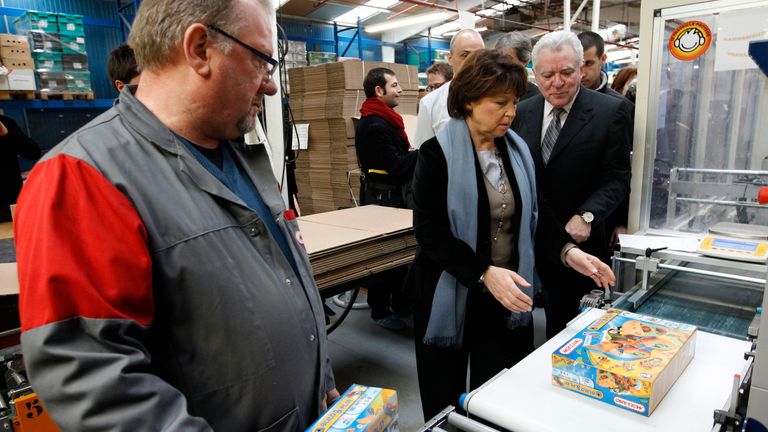 Eski Sosyalist Parti birinci sekreteri Martine Aubry (ortada), 2010'da Calais fabrikasında resmedilmiştir. 