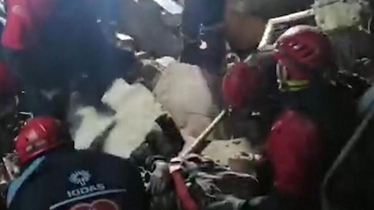 Antakya'da deprem enkazı altında kalan 10 yaşındaki çocuk kurtarıldı.