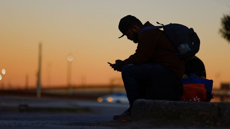 مهاجر يطلب اللجوء في الولايات المتحدة يستخدم هاتفه للوصول إلى تطبيق CBP ONE للجمارك وحماية الحدود الأمريكية (CBP) لطلب موعد في ميناء بري لدخول الولايات المتحدة ، خارج مأوى في Ciudad Juarez ، المكسيك ، 12 يناير 2023 رويترز / خوسيه لويس جونزاليس
