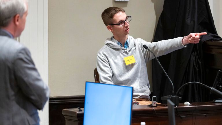 Michael Tony Satterfield, son of Gloria Satterfield, points out Alex Murdaugh during the lawyer&#39;s double murder trial. Pic: AP