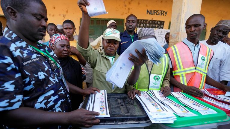 مسؤولون يفرزون الأصوات في مركز اقتراع في يولا ، نيجيريا الموافقة المسبقة عن علم: AP 