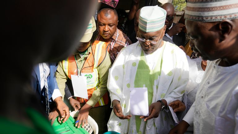 Atiku Abubakar, presidential candidate of the Peoples Democratic party(centre). Pic: AP 