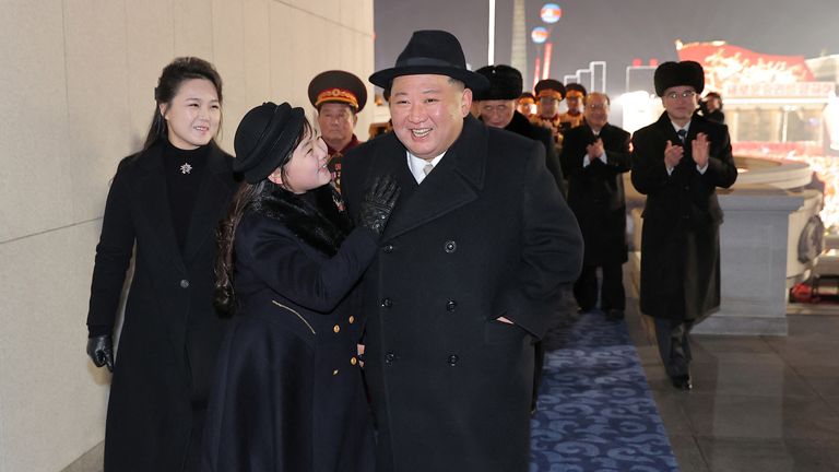 Kuzey Kore lideri Kim Jong Un, eşi Ri Sol Ju ve kızı Kim Ju Ae, Kuzey Kore ordusunun 75. kuruluş yıldönümü münasebetiyle Kuzey Kore'nin Pyongyang kentindeki Kim Il Sung Meydanı'nda düzenlenen askeri geçit törenine katıldı. 