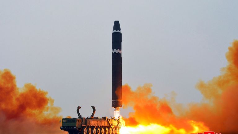 Esta foto proporcionada por el gobierno de Corea del Norte muestra lo que dice es el lanzamiento de prueba de un misil balístico intercontinental Hwasong-15 en el Aeropuerto Internacional de Pyongyang, Corea del Norte, el sábado 18 de febrero de 2023.  A los periodistas independientes no se les permitió cubrirlo.  El evento, representado en esta imagen publicada por el gobierno de Corea del Norte.  El contenido de esta imagen se proporciona y no se puede verificar de forma independiente.  En coreano, la marca de agua en la imagen, proporcionada por la fuente, dice:  