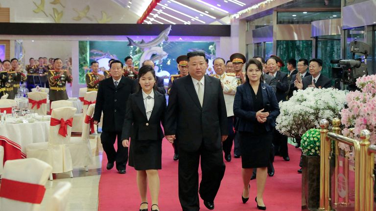 O líder norte-coreano Kim Jong Un caminha com sua filha Kim Ju Ae e sua esposa Ri Sol Ju durante um banquete para comemorar o 75º aniversário do Exército do Povo Coreano no dia seguinte, em Pyongyang, Coreia do Norte fevereiro