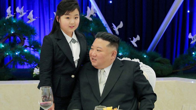 Kuzey Kore lideri Kim Jong Un, ertesi gün Kuzey Kore'nin Pyongyang kentinde, Kore Halk Ordusu'nun 75. yıldönümünü kutlamak için kızı Kim Ju Ae ile bir ziyafette konuşuyor. 