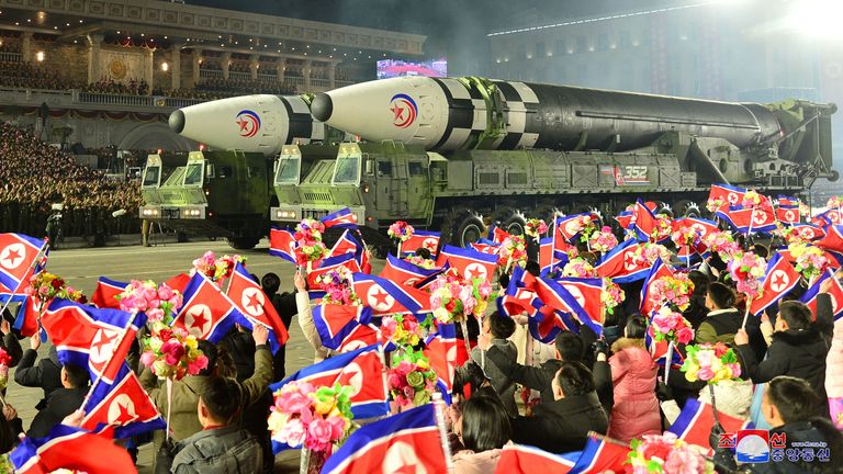Füzeler, Kuzey Kore ordusunun 75. kuruluş yıldönümü münasebetiyle Kuzey Kore'nin Pyongyang kentindeki Kim Il Sung Meydanı'nda düzenlenen askeri geçit töreni sırasında sergileniyor.