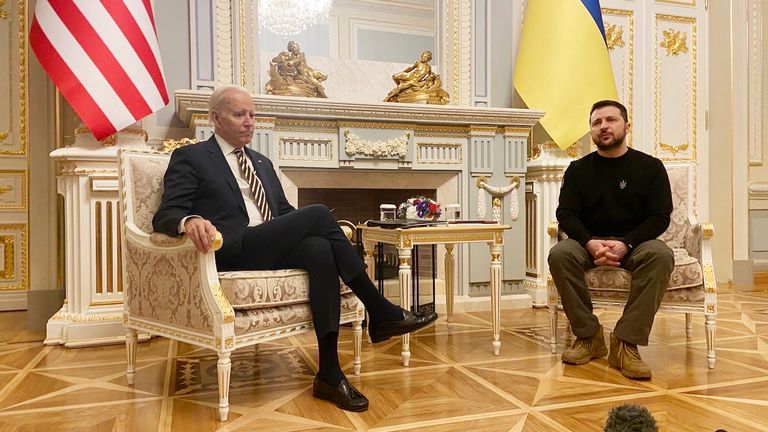 Joe Biden encontra Volodymyr Zelenskyy na Ucrânia