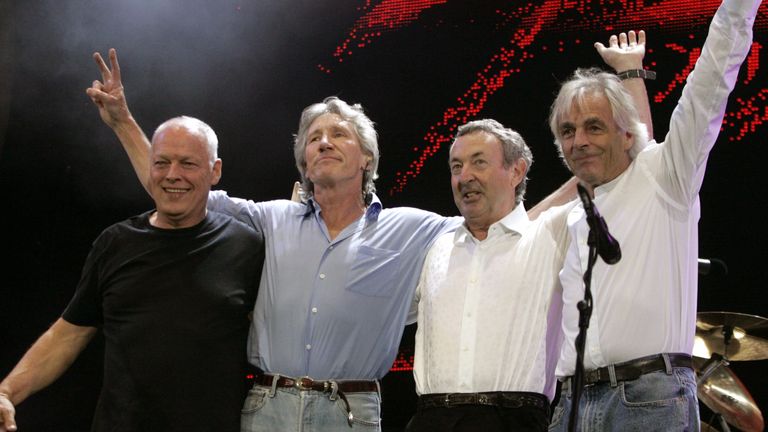 (Afp) - Dave Gilmour, Roger Waters, Nick Mason et Richard Wright (de G à D) de Pink Floyd sur scène lors du concert Live 8 à Londres, 02 juillet 2005. Photo par : Hubert Boesl/picture-alliance/dpa /AP Images


