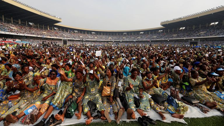 Les gens se rassemblent pour le discours du Pape François au Stade des Martyrs lors de son voyage apostolique, à Kinshasa, en République démocratique du Congo