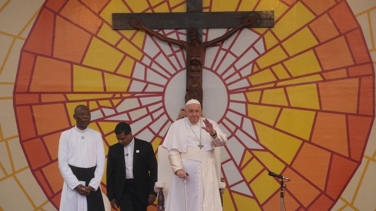Le pape François salue son arrivée au Stade des Martyrs à Kinshasa, en République démocratique du Congo Pic: AP
