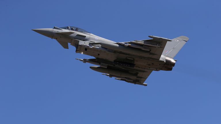 Bir İngiliz Kraliyet Hava Kuvvetleri Typhoon uçağı, Irak'taki bir görev için 22 Eylül 2016'da Kıbrıs'taki RAF Akrotiri'den kalktı.  REUTERS/Petros Karadjias/Havuz