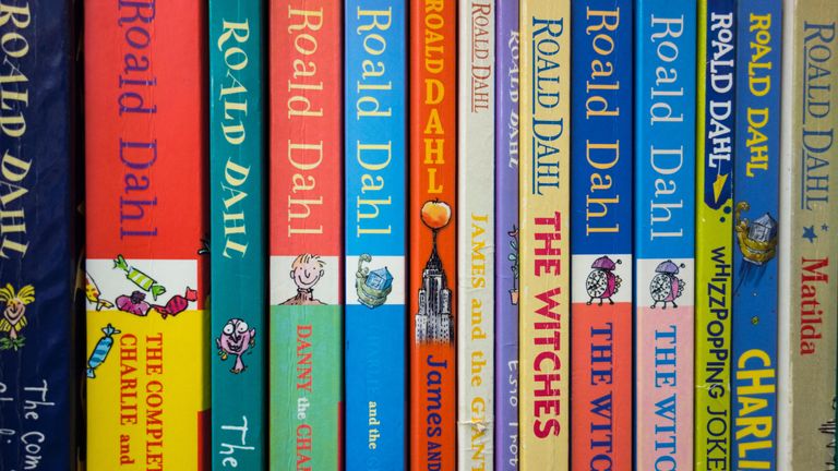 Primer plano de una estantería con coloridas portadas de libros de Roald Dahl y cardos