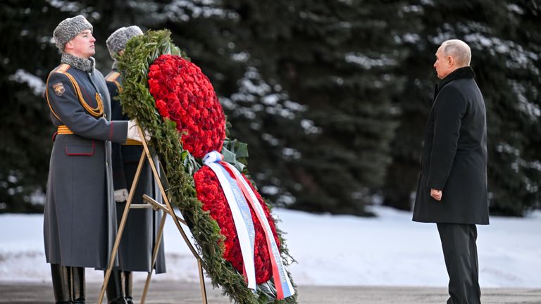 Putin lays a wreath at the Tomb of the Unknown Soldier on Defender of ...