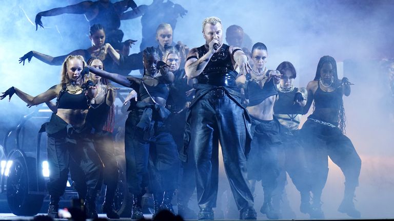 Sam Smith y Kim Petras actúan durante los Brit Awards 2023 en el O2 Arena de Londres.  Fecha de la foto: sábado, 11 de febrero de 2023.