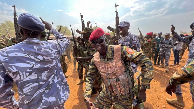 Güney Sudanlı askerler Juba sokaklarında dans ediyor, tezahürat yapıyor ve hız yapıyor. "güç gösterisi" Papa Francis'in önünde  Güney Sudan'ın Juba kentinde bu hafta ülkeye ziyaret  