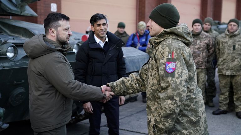 Ukrayna cumhurbaşkanı, Başbakan Rishi Sunak ile birlikte İngiltere'de eğitim gören Ukraynalı askerlere madalya dağıtıyor.