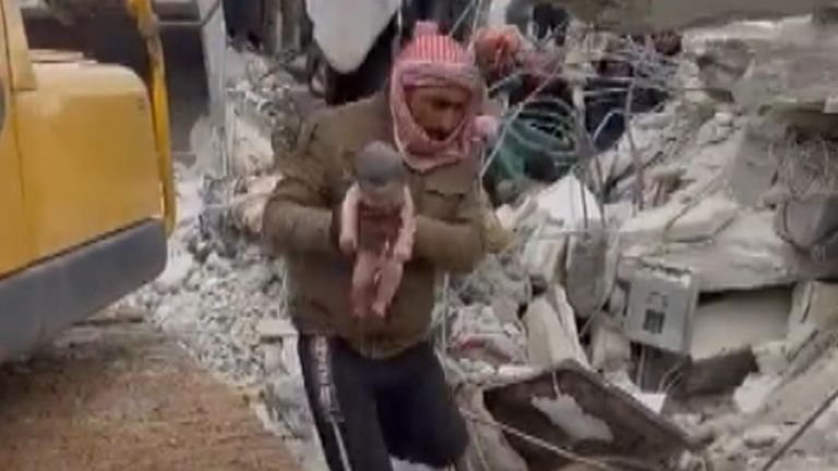 Suriye'de kurtarılan bebek