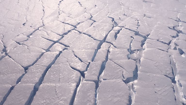 15 ŞUBAT ÇARŞAMBA TARİHİ 1600'E AMBARGOLANDI 2020'de Batı Antarktika'daki Thwaites Buzulu'ndaki çatlakların ITGC tarafından yayınlanan tarihsiz bildiri fotoğrafı. Yeni bir çalışma, uluslararası bir keşif gezisi ve su altı robotu Icefin'den alınan verileri kullanarak buzulun altında erimenin yakından bir görüntüsünü sunuyor.  Yeni veriler, İngiltere-ABD Uluslararası Thwaites Glacier İşbirliği projelerinden biri olan MELT projesi kapsamında toplandı.  Ekip, topraklama hattını (buzun okyanusla ilk buluştuğu yer) gözlemledi. 