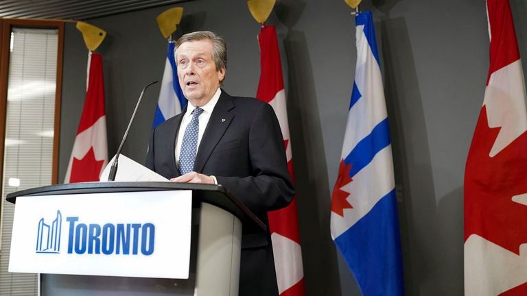 Toronto Belediye Başkanı John Tory, 10 Şubat 2023 Cuma günü Toronto, Ontario'daki Belediye Binasında düzenlediği basın toplantısında konuşuyor. Tory, eski bir personelle ilişkisi olduğunu kabul ettikten sonra istifa ettiğini söylüyor.  (Arlyn McAdorey/AP yoluyla Kanada Basını)