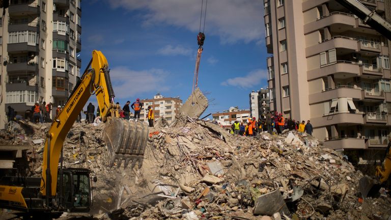 Des membres des secours d'urgence recherchent des personnes dans un bâtiment détruit à Adana, en Turquie Pic:AP