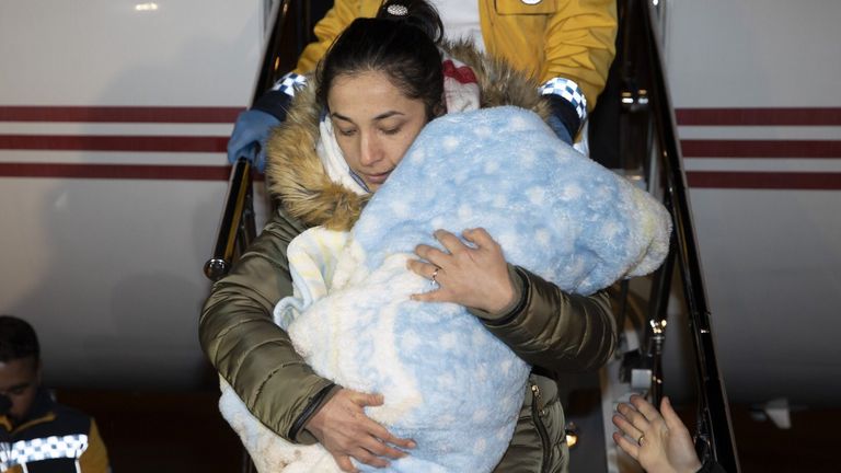Bebekler Erdoğan uçağına bindirildi.  Resim: Derya Yanık