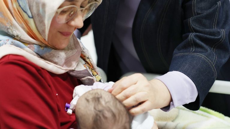 Bebekler Erdoğan uçağına bindirildi.  Fotoğraf: Emine Erdoğan