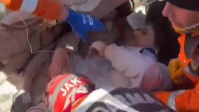 Rescate de un joven de 17 años 248 horas después de un terremoto en Turquía
