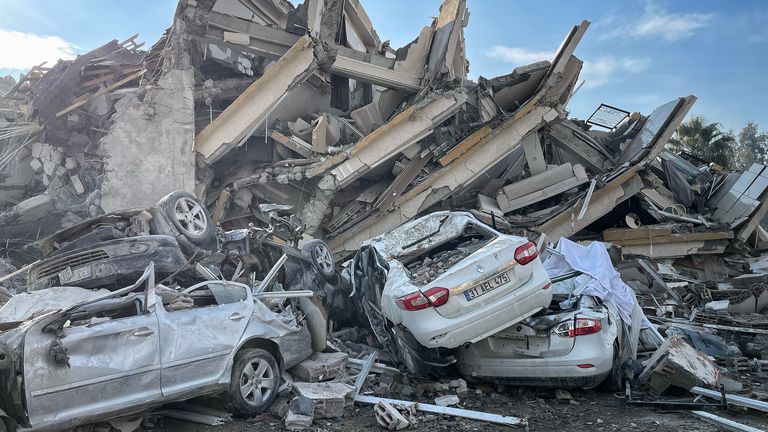 Hatay'da meydana gelen depremin ardından çöken binanın altında araçlar ezildi.